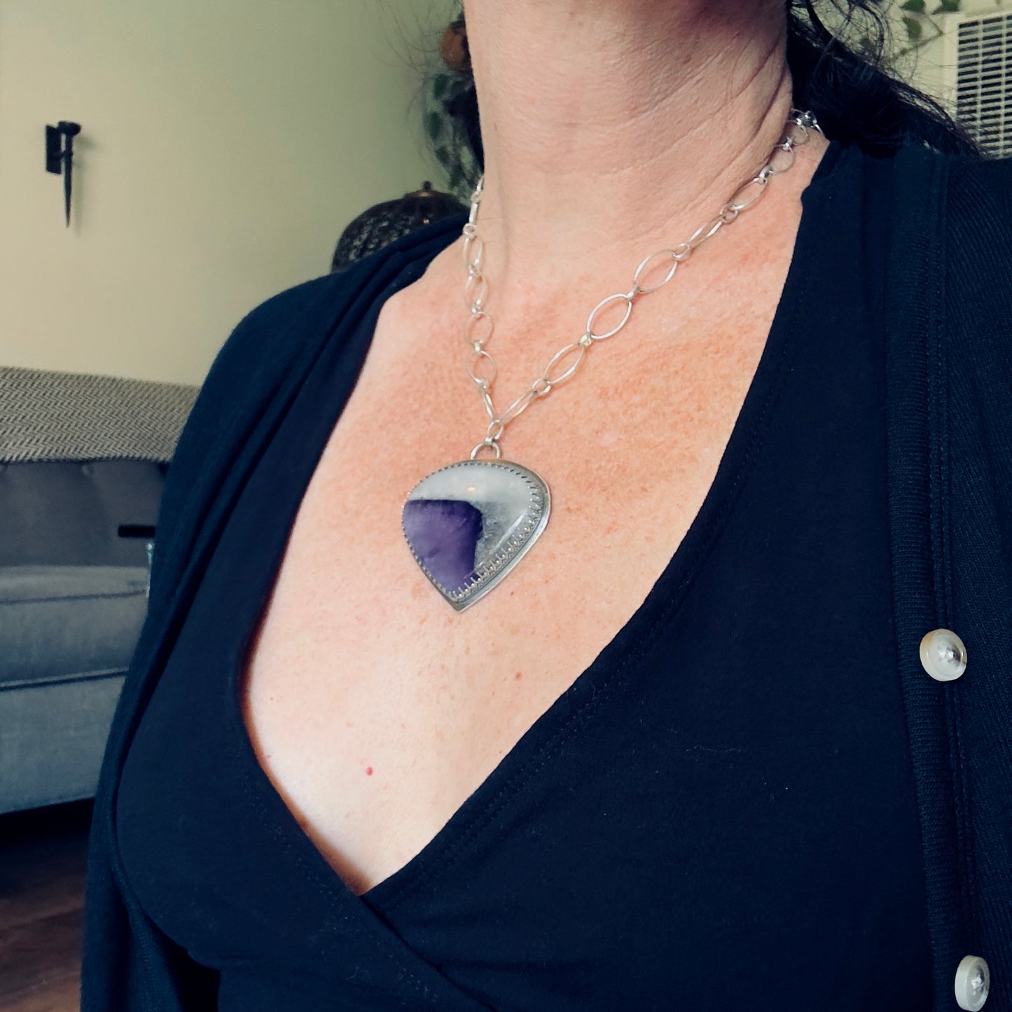 a picture of a lady's upper body wear an amethyst quartz necklace