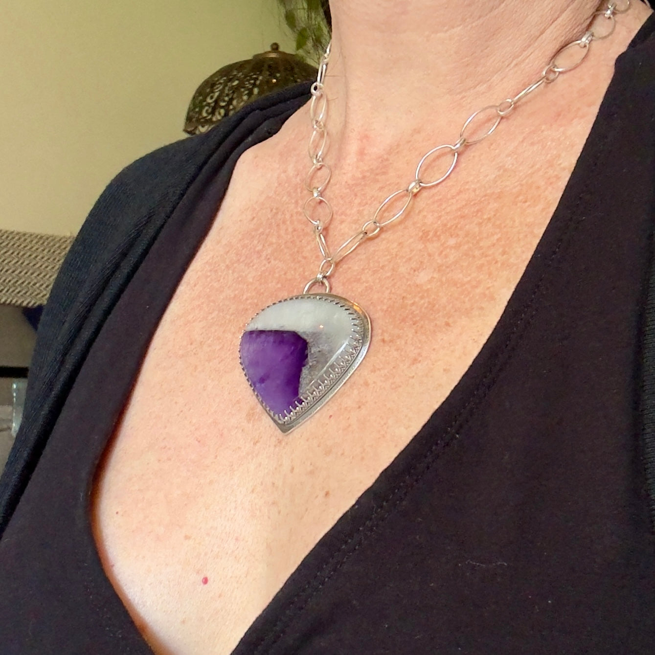 a picture of a lady's upper body wear an amethyst quartz necklace