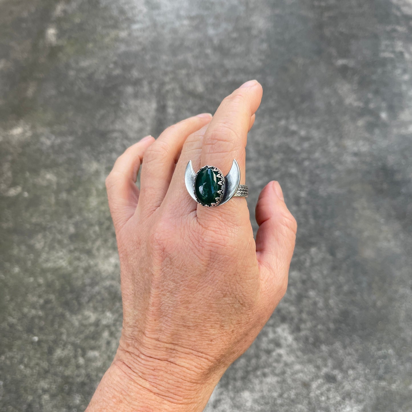 Green Onyx Moon Ring ⋮ Size 9.25