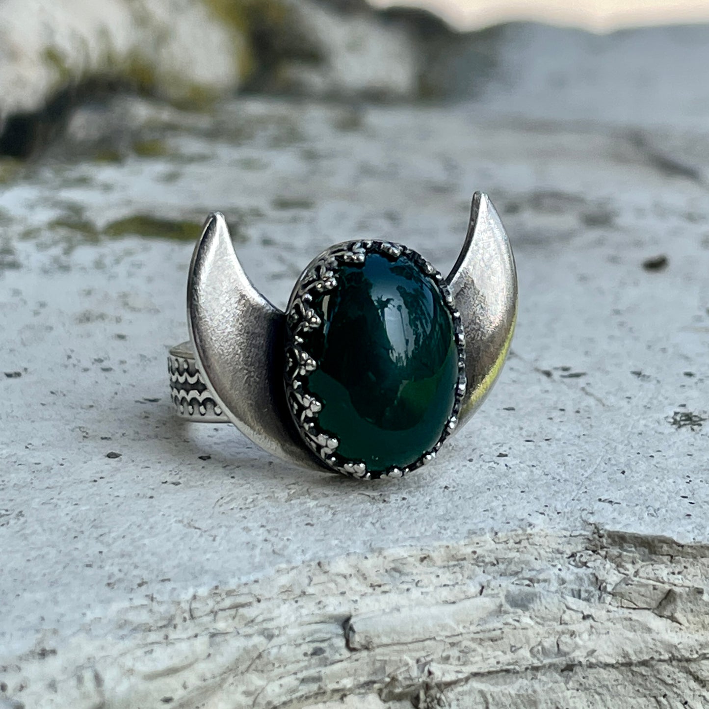 Green Onyx Moon Ring ⋮ Size 9.25